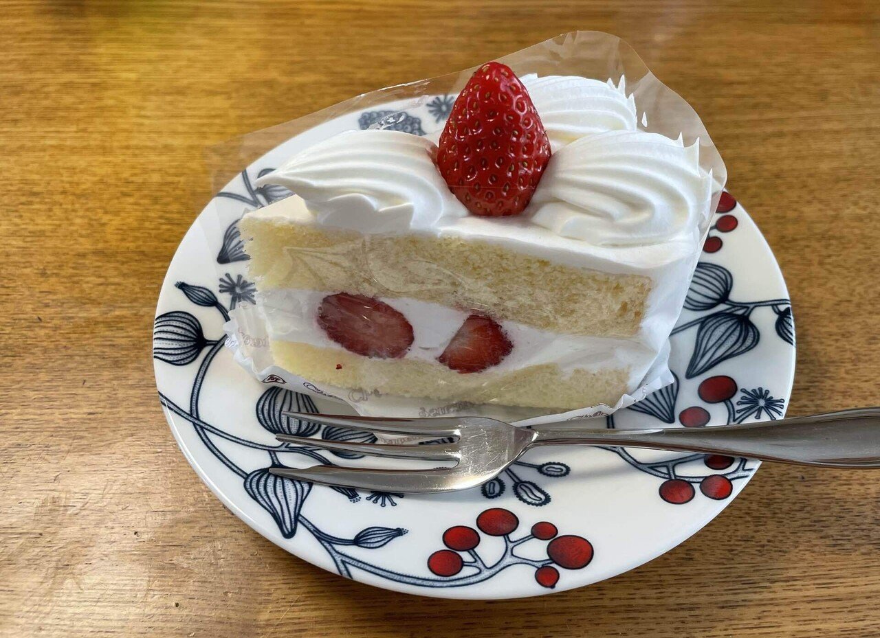 プレミアムショートケーキ】 四角いフォルムの中にイチゴが