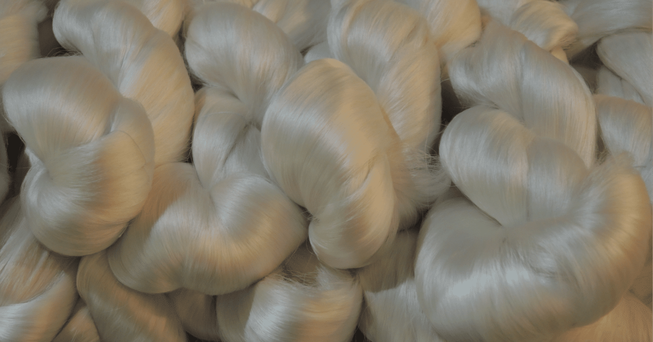 生糸大量　精錬前　未使用絹糸 21中24片 ハンドメイド・手芸 生糸大量 精錬前 未使用絹糸