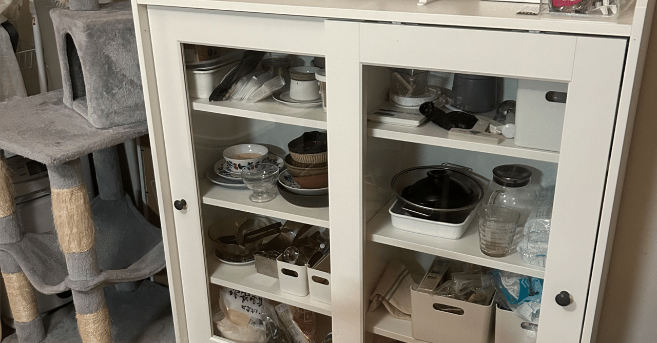 IKEA HAUGA・コレクションケース 食器棚 年末年始にでかい食器棚を据えつける|枚子