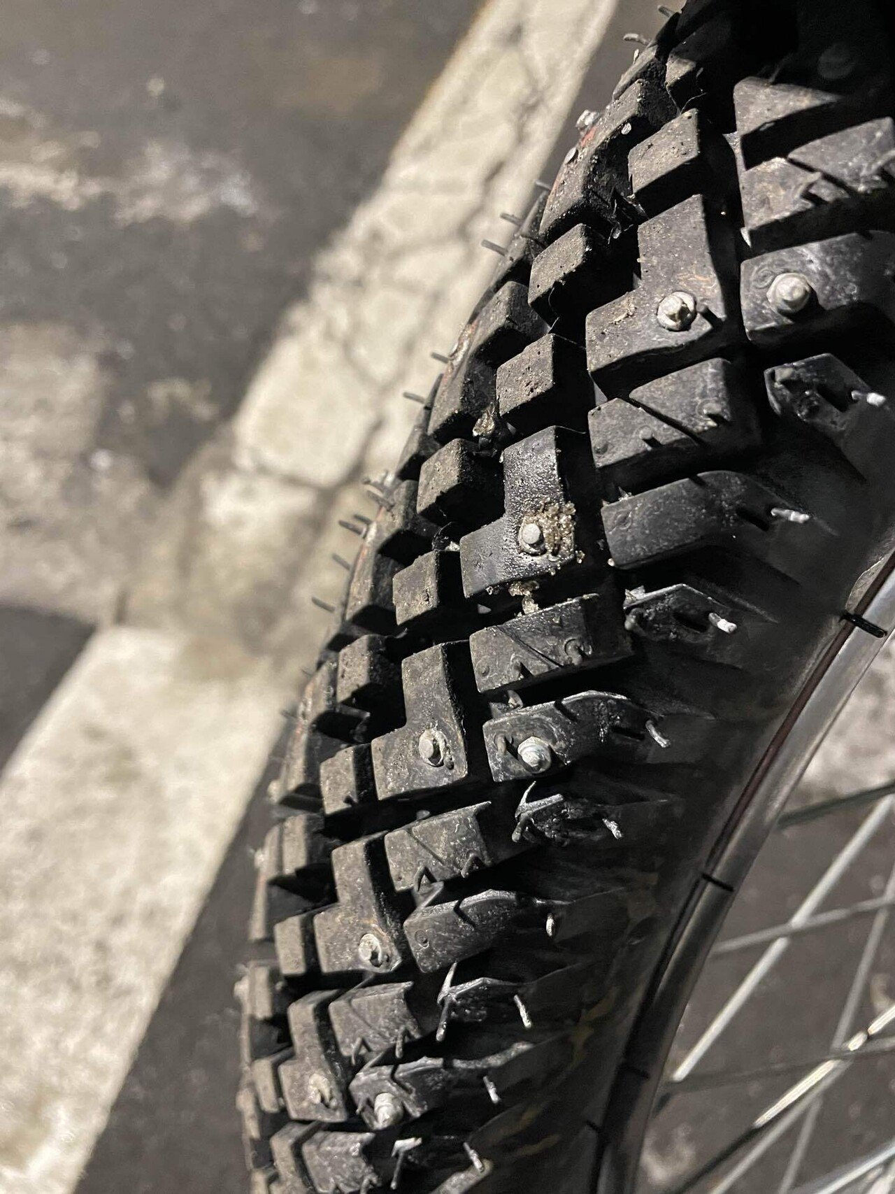 フルサイズオフロードバイク　スパイクタイヤ　年越し宗谷に最適 年越し宗谷岬に向けて｜scolar
