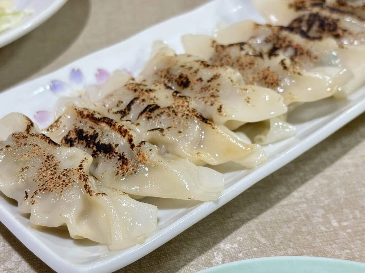 長崎の離島にて、つるんとした焼餃子を発見！────鯨波@小値賀島 No