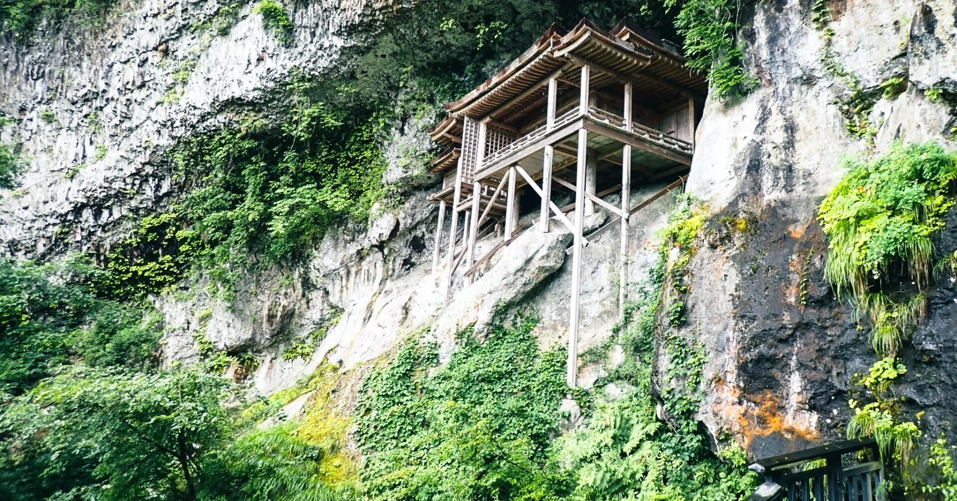 0256 まさに断崖絶壁、日本一危険な国宝「投入堂（三佛寺）」（鳥取県