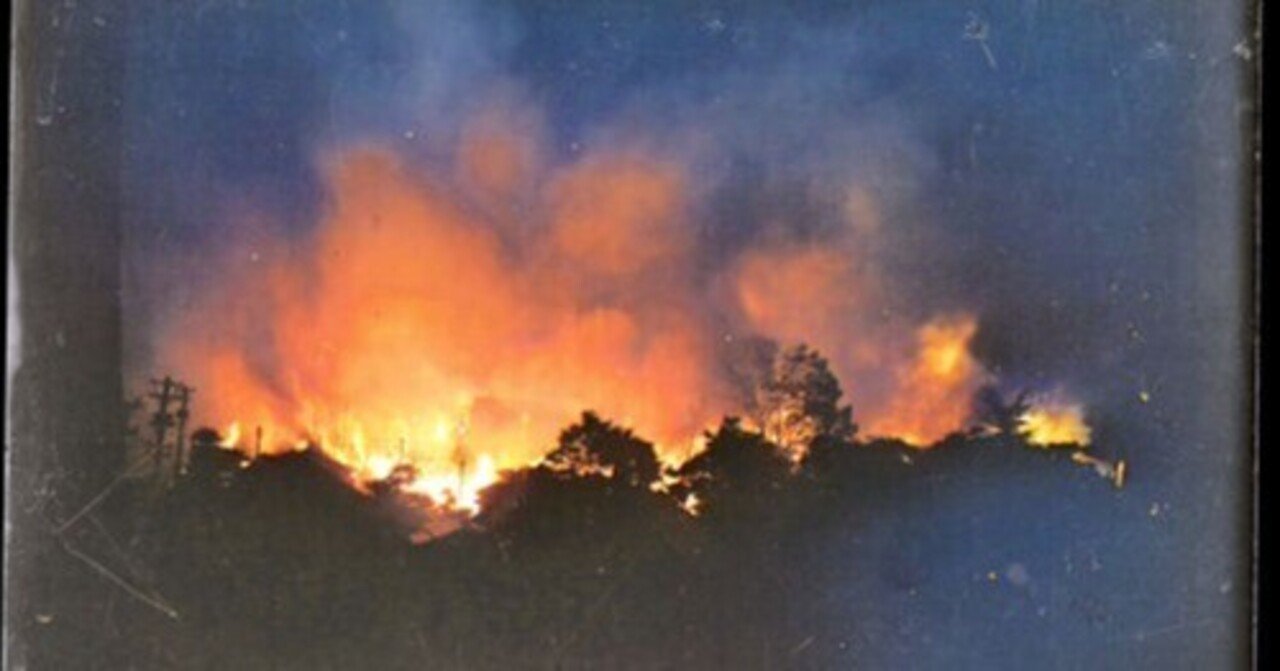 AI技術でカラー化された仙台空襲の写真。炎と煙が勢いよく舞い上がる