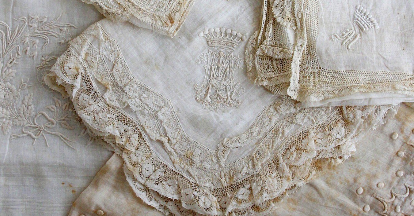 パリ蚤の市で見つけた「伯爵夫人のハンカチ」に纏わる考察話｜アン