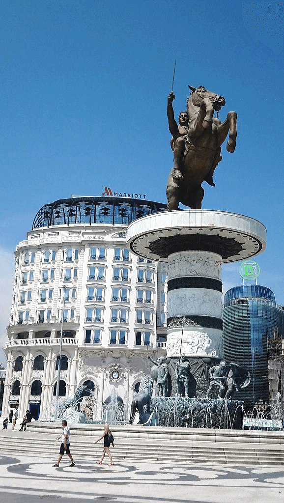 マケドニア・スコピエ 銅像巡りに最適な街|エンリス 海外に興味あり