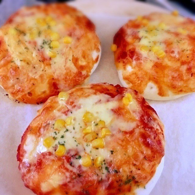 朝ごはんのパンが足りなそうなので 夜のうちに残ってた冷凍ピザ生地3つをラップでふんわり包んで冷蔵室に移動 ちょっと早めに起きて室温に 打ち粉 つけて平たくし 指で表面にぽこぽこ穴を開けてからピザソースとチ つきん Note