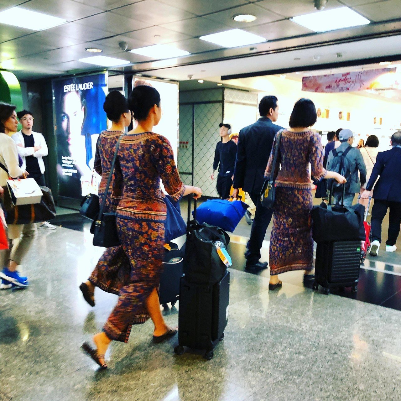 シンガポール航空のcaさんのエキゾチックな制服が綺麗 民族衣装な感じで 台湾桃園国際空港でかなり目立ちました 久々にシンガポール行ってみたくなるわー シンガポール航空 Ca制服 日々つぶやき Ai Fujii Note