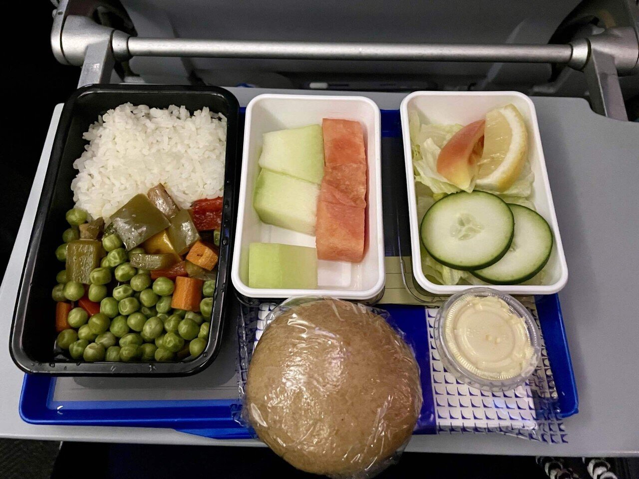 ユナイテッド航空の特別機内食(ビーガンミール)を食べてみた。｜travel34