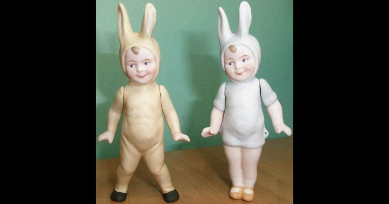 愛らしさに秘められた歴史：ウサギ着ぐるみ人形のアンティーク物語
