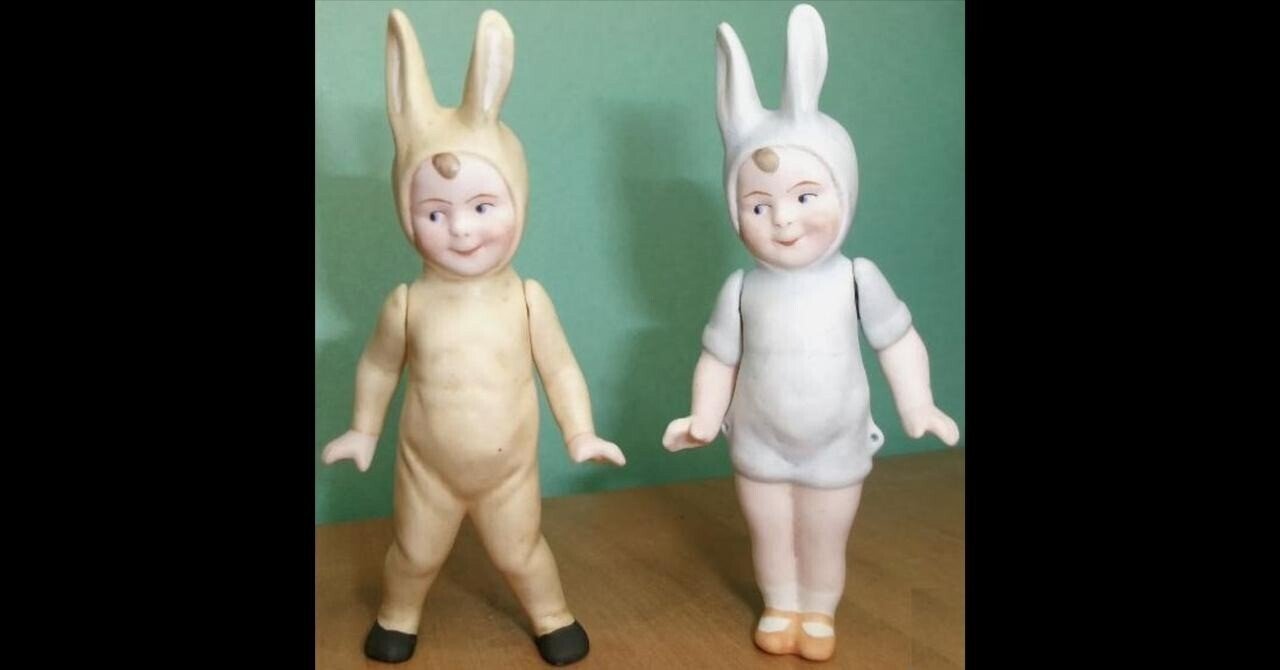 愛らしさに秘められた歴史：ウサギ着ぐるみ人形のアンティーク物語