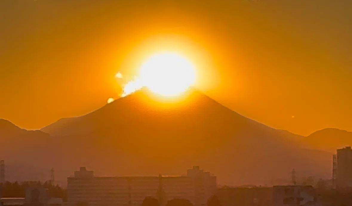 富士山に沈む太陽」(ルビー富士)｜Hirokazu Isato