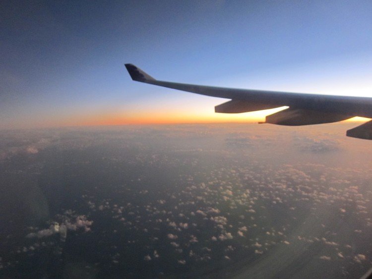 日付変更線越えての空の旅。だんだんと水平線が赤みを帯びる。