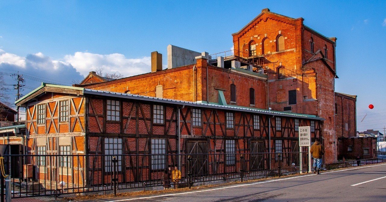 油絵　レンガの建物 中世のレストランの手描きの水彩画。建物、レンガ壁、窓、ドア、花、石