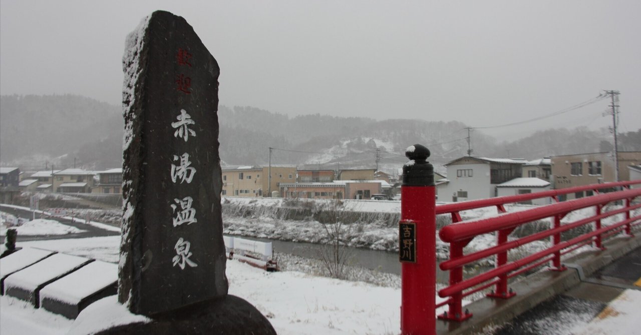 雪の降る朝の赤 雪を降らせよ。雪に覆われた赤い鹿のシカ（アカジカ）で、大きな
