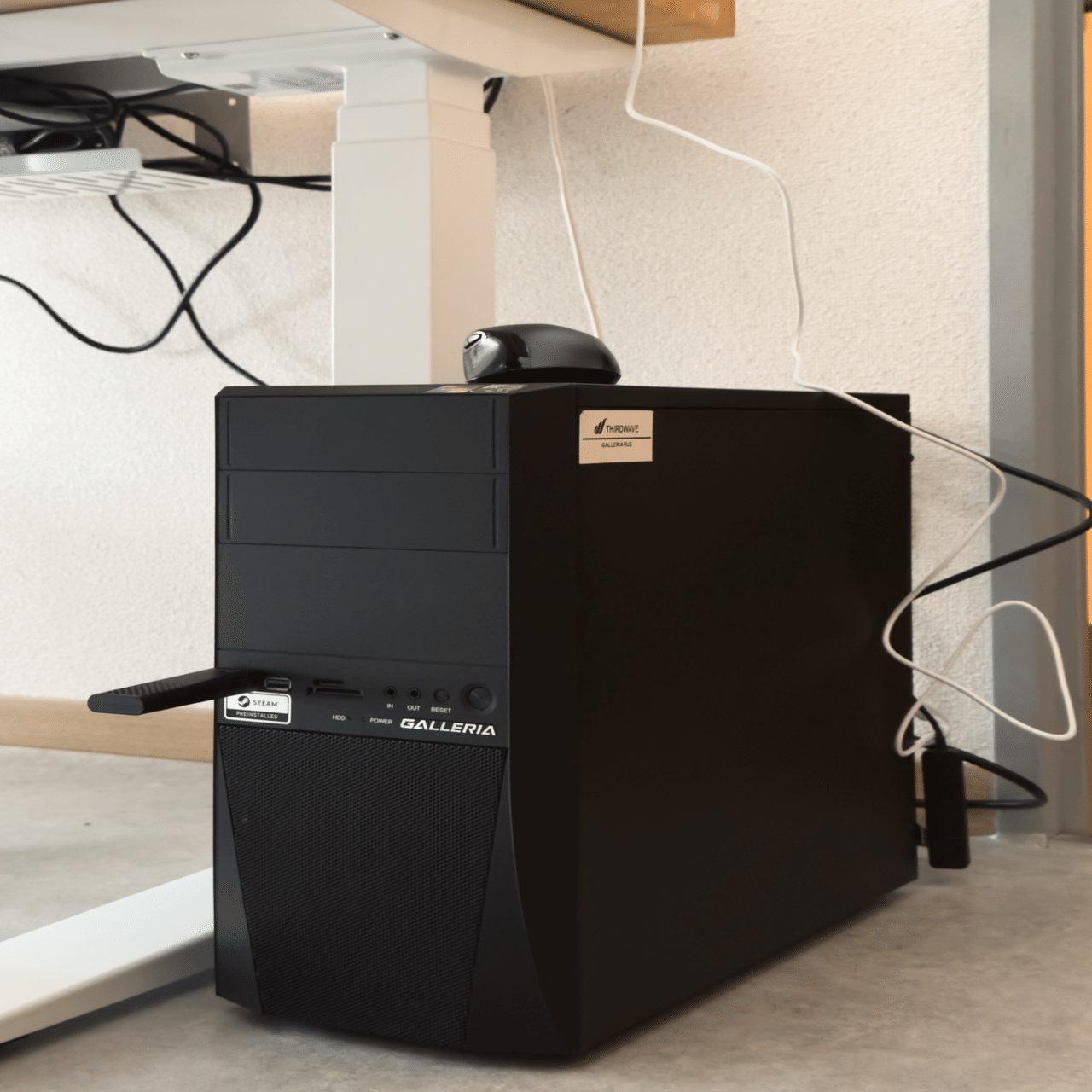 FlexiSpot純正CPUスタンド CH1」でデスクトップPCを浮かせてデスク周り