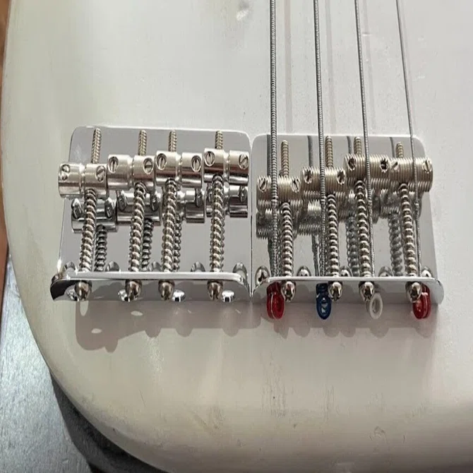 Fender USA ベース用ブリッジ Fender純正のヴィンテージタイプブリッジ｜octopus