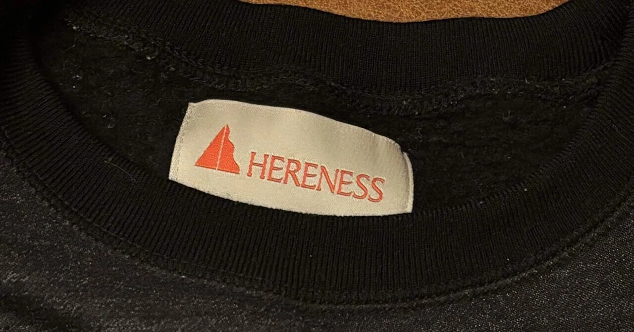 HERENESSのスウェット｜テクノ/哲学/空が好きなハイカー