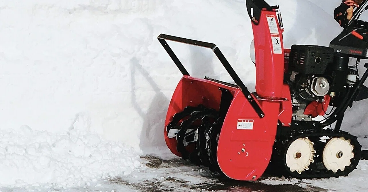 雪の降る朝の赤 雪が降る｜はし