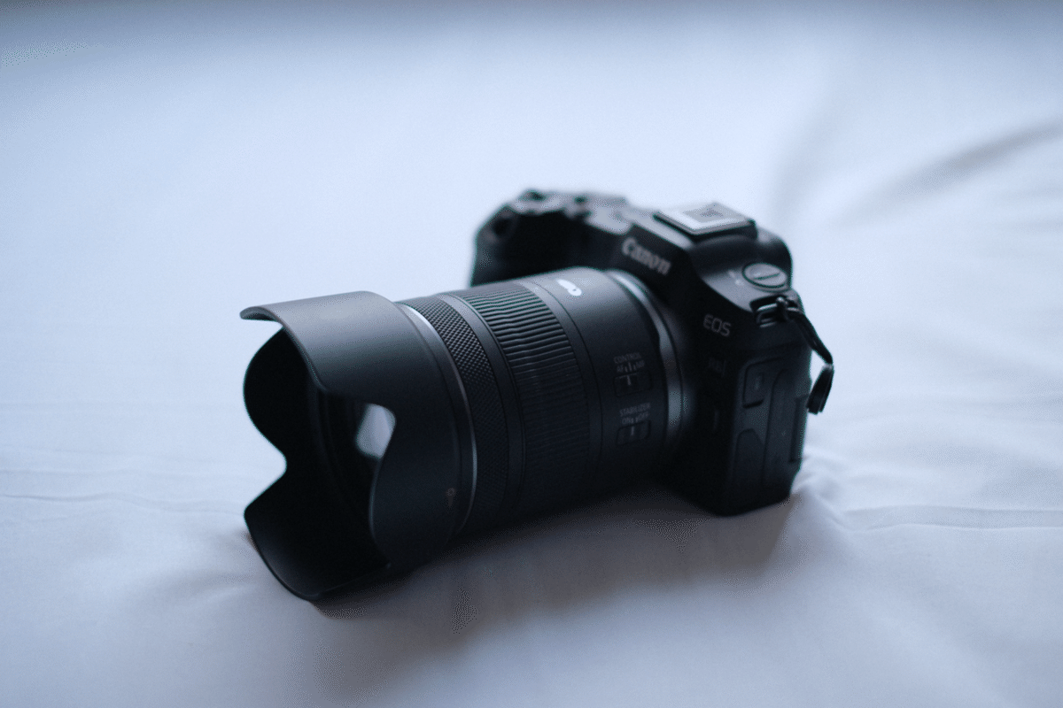 Canon R8ってなんだか、人気なさそうだよね。コンパクトで高性能 Canon R8ってなんだか、人気なさそうだよね。コンパクトで高性能