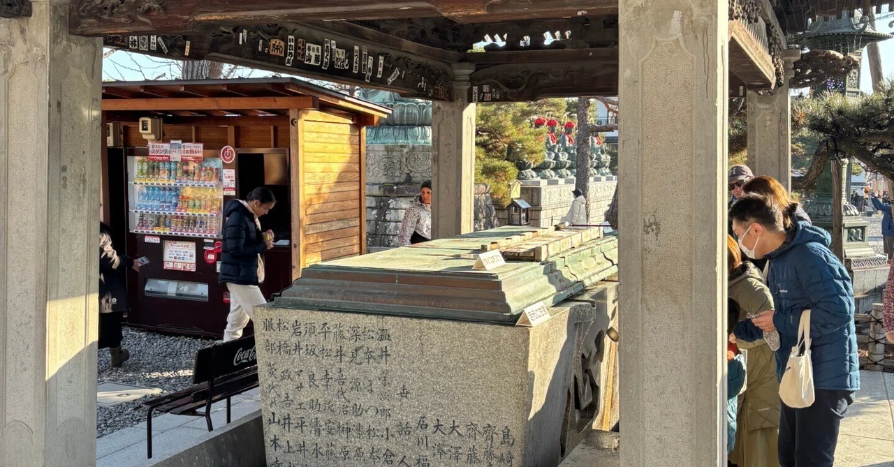 参拝客・観光客でにぎわう善光寺で、戦争の名残を新たに見つける|信州 参拝客・観光客でにぎわう善光寺で、戦争の名残を新たに見つける|信州