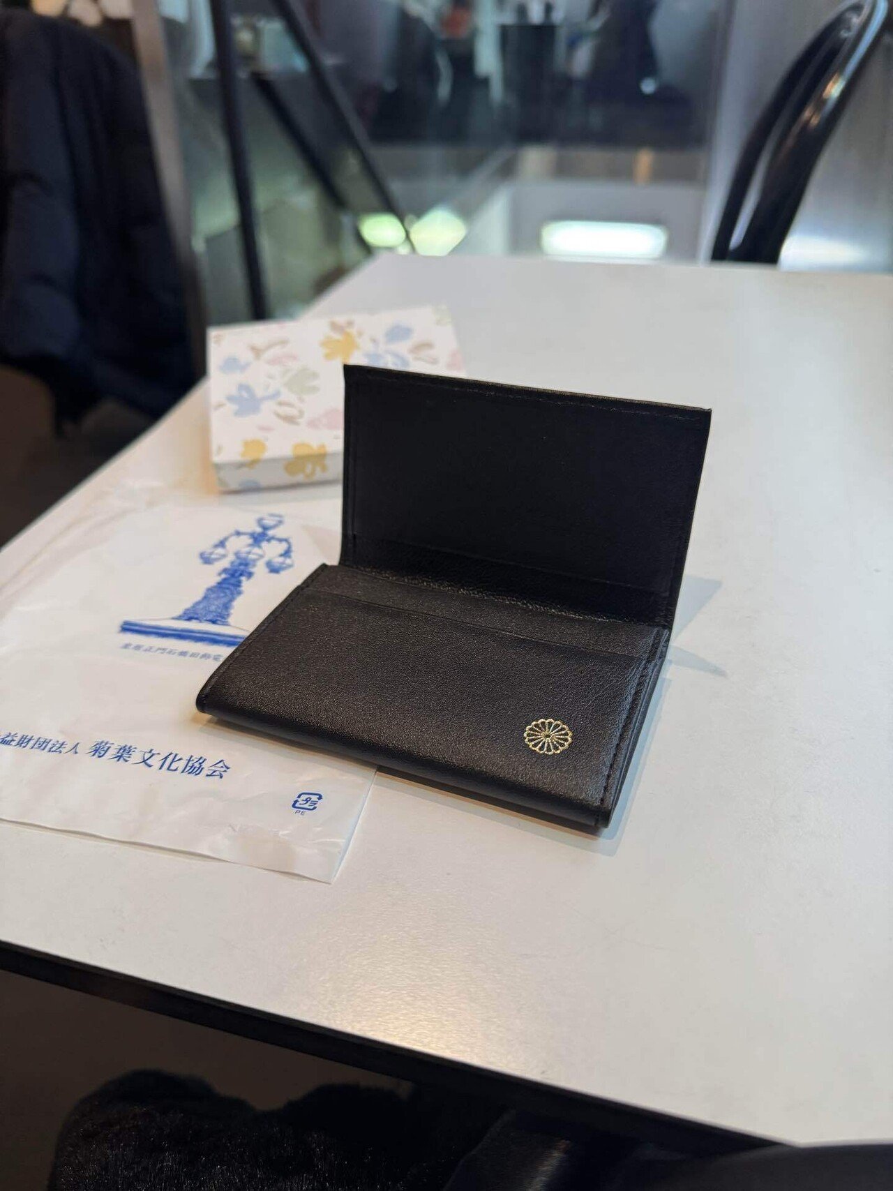 皇居東御苑 休憩所・売店で購入できる菊の御紋入り牛革グッズが良すぎ