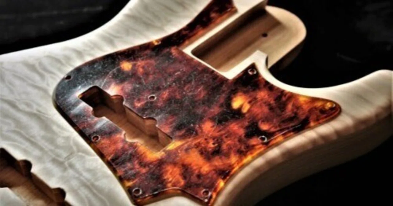 アクリル茶べっ甲1plyピックガードのススメ｜Freedom Custom Guitar