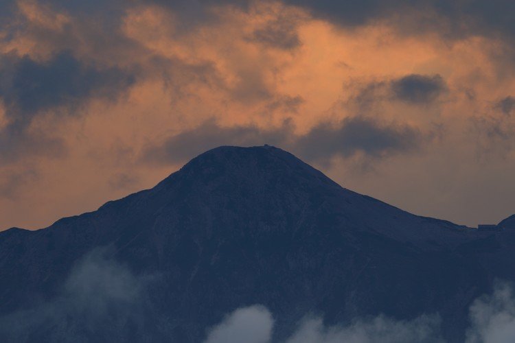 【撮影場所】北穂高の山頂（長野県） 【撮影日】2019.8.12 【カメラ】Canon EOS 7D Mark II 【レンズ】Canon EF100-400mm F4.5-5.6L IS II USM