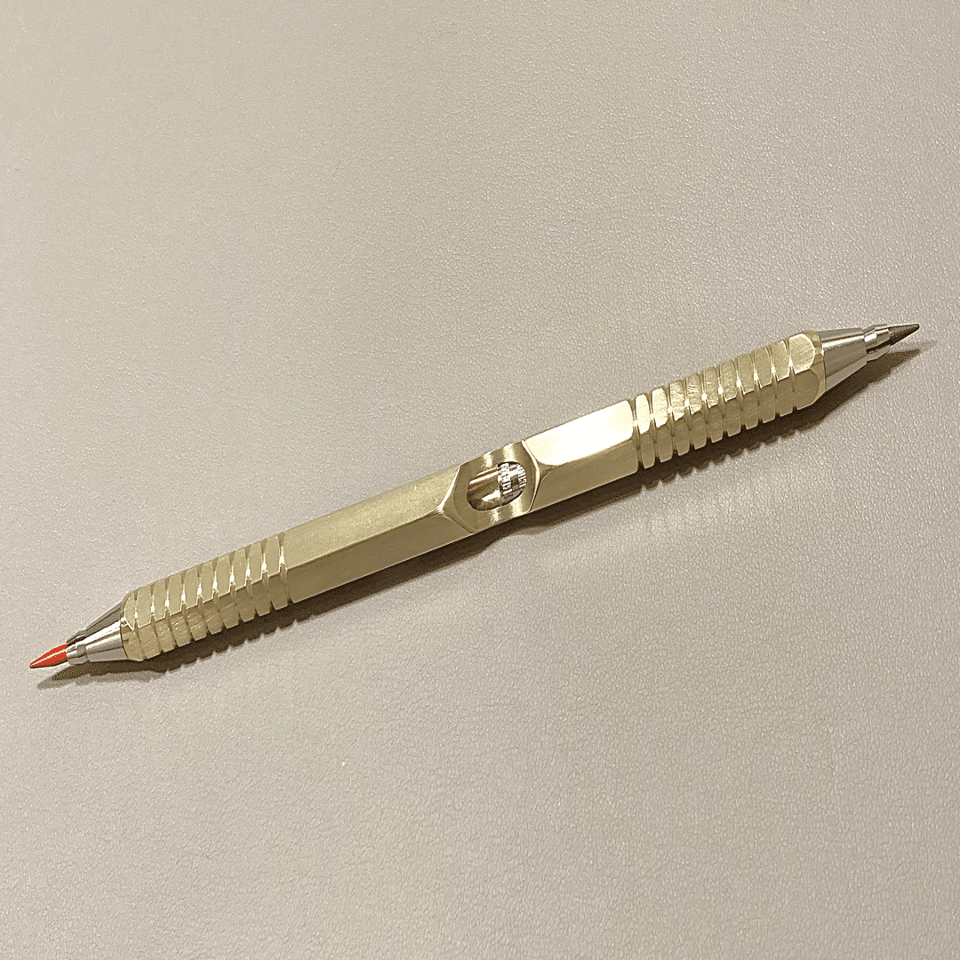金属の質感も素晴らしい廣瀬鐡筆堂の双頭式芯ホルダーです。軸のえぐれ