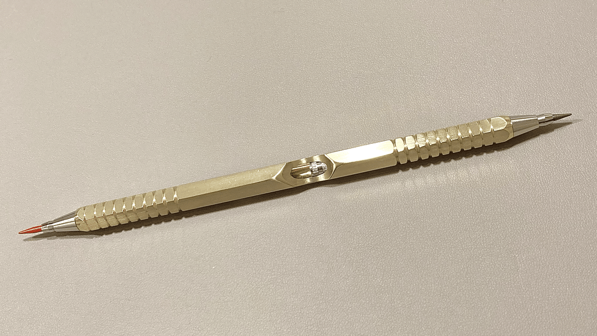 金属の質感も素晴らしい廣瀬鐡筆堂の双頭式芯ホルダーです。軸のえぐれ