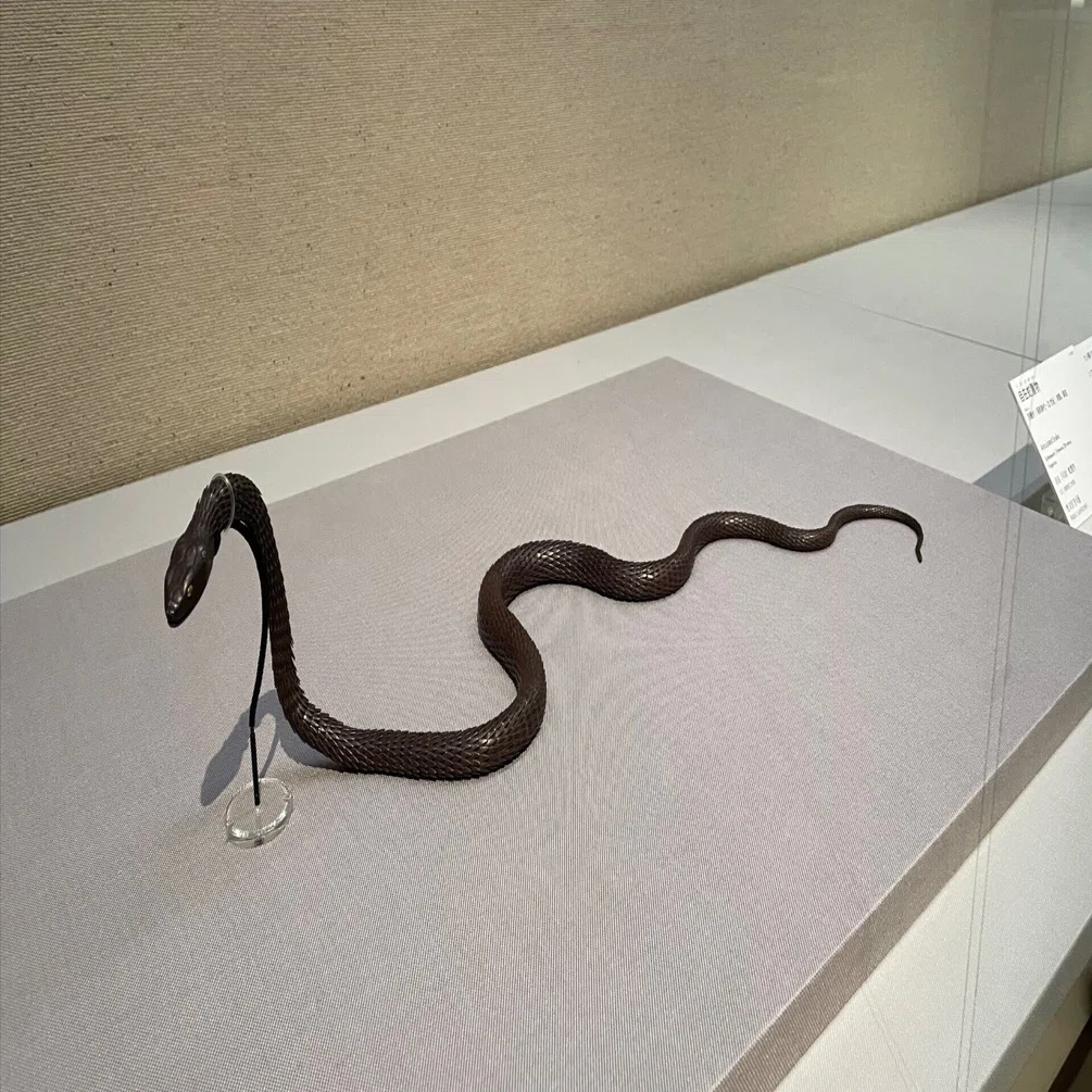 読むアート噺・インスタ版 博物館に初もうで―ヘビ～なパワ～を巳（み