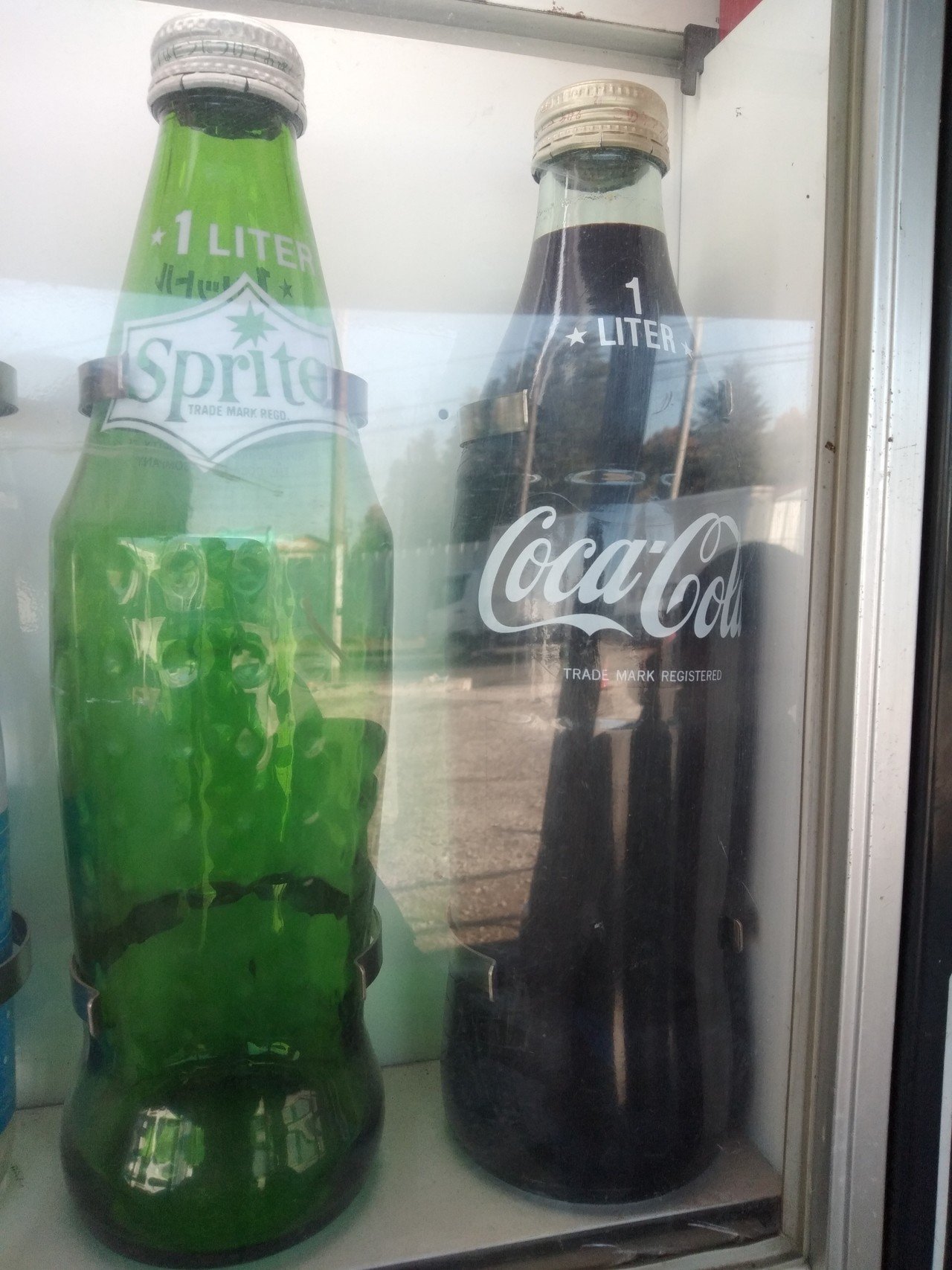 相模原のレトロ自販機#１０ コカ・コーラとスプライトの１リットル瓶がディスプレイされてた。 この瓶は出てこないようだけど、なつかしな〜。 この瓶。米屋とか酒屋に返すと、３０円が戻ってきた。  ５０｜オレたち🐰🐹鳥裸族｜note