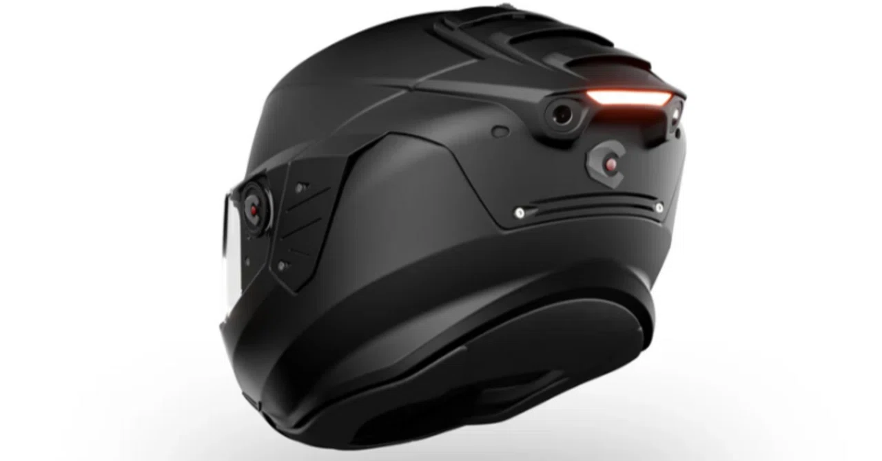 ふくろう並みの視野240度。AIが接近警告するバイク用ヘルメット 