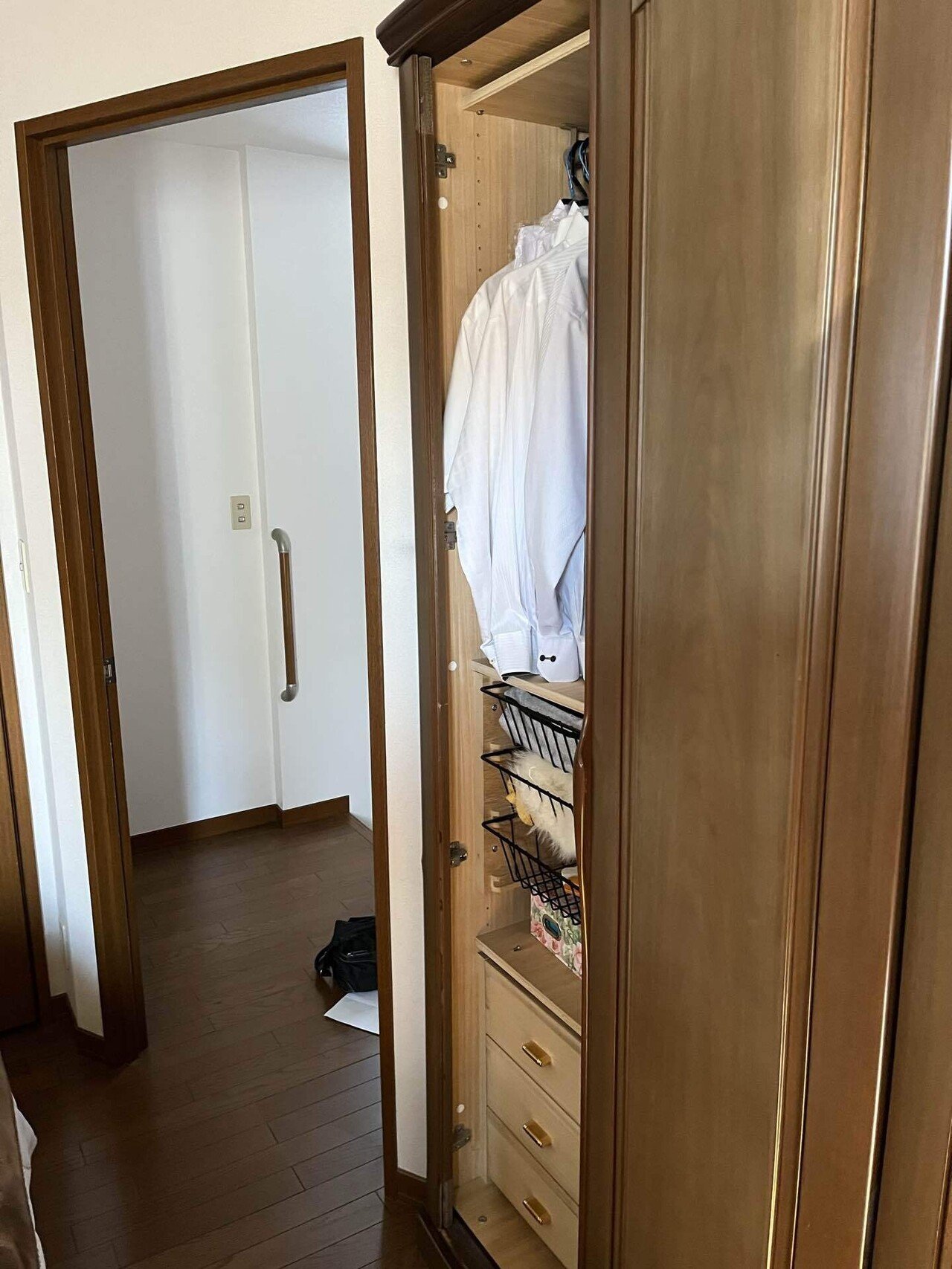 扉の重さ」による扉とスライド丁番が壊れている方へ。岡崎市の 扉の重さ」による扉とスライド丁番が壊れている方へ。岡崎市の