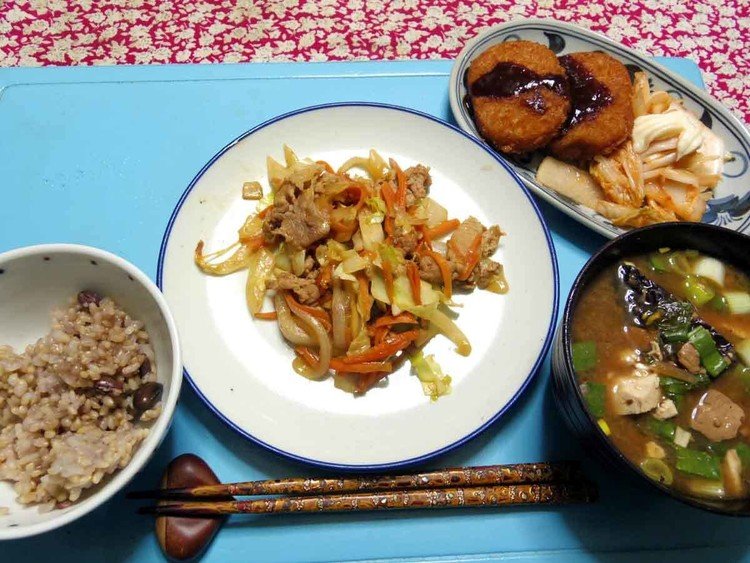今夜はキャベツニンジンタマネギ豚肉生姜ニンニク炒め、コロッケ、キムチの浅漬け、豆腐とかのお味噌汁、ご飯です。