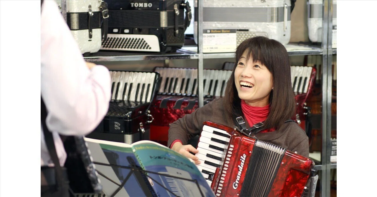 ざ*わ様 TOMBO アコーディオン 、初心者及び7.6kgは簡単な演奏会用 tb27b.jpg