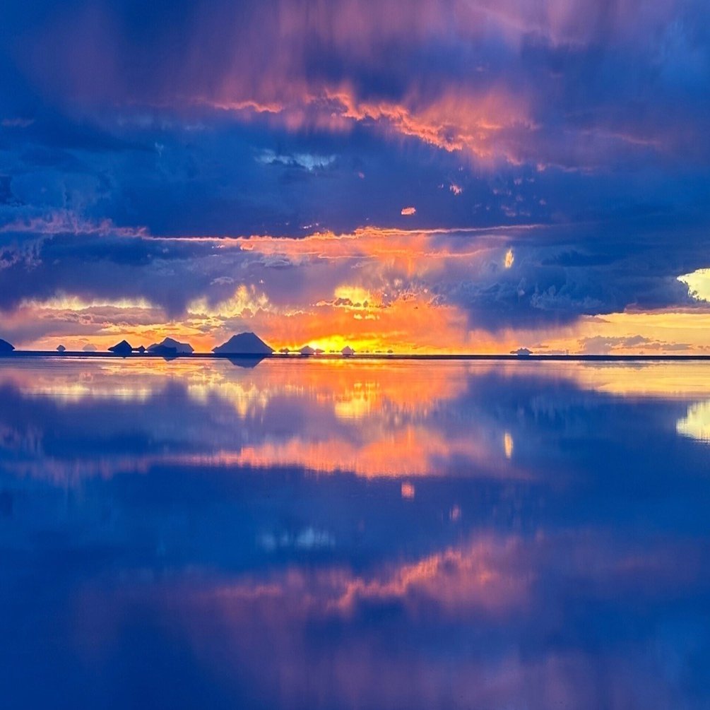 ✍️【南米ひとり旅：Day 15】 ウユニ塩湖、幻想のサンセットと雷鳴の