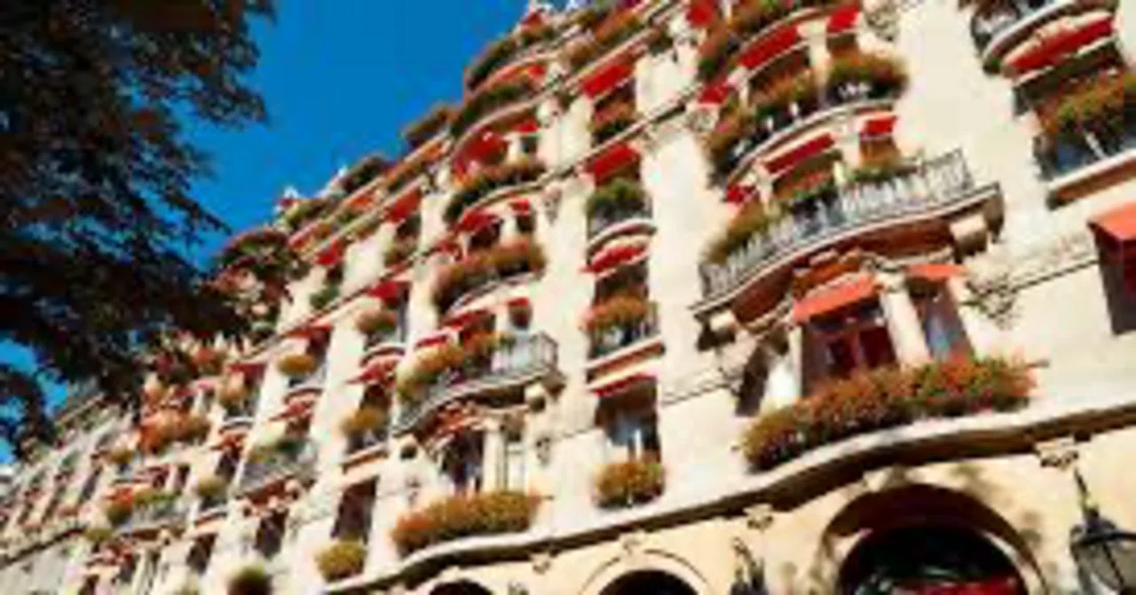 フランス?? Hotel Plaza Athénée Paris (Paris, France)｜ゆう