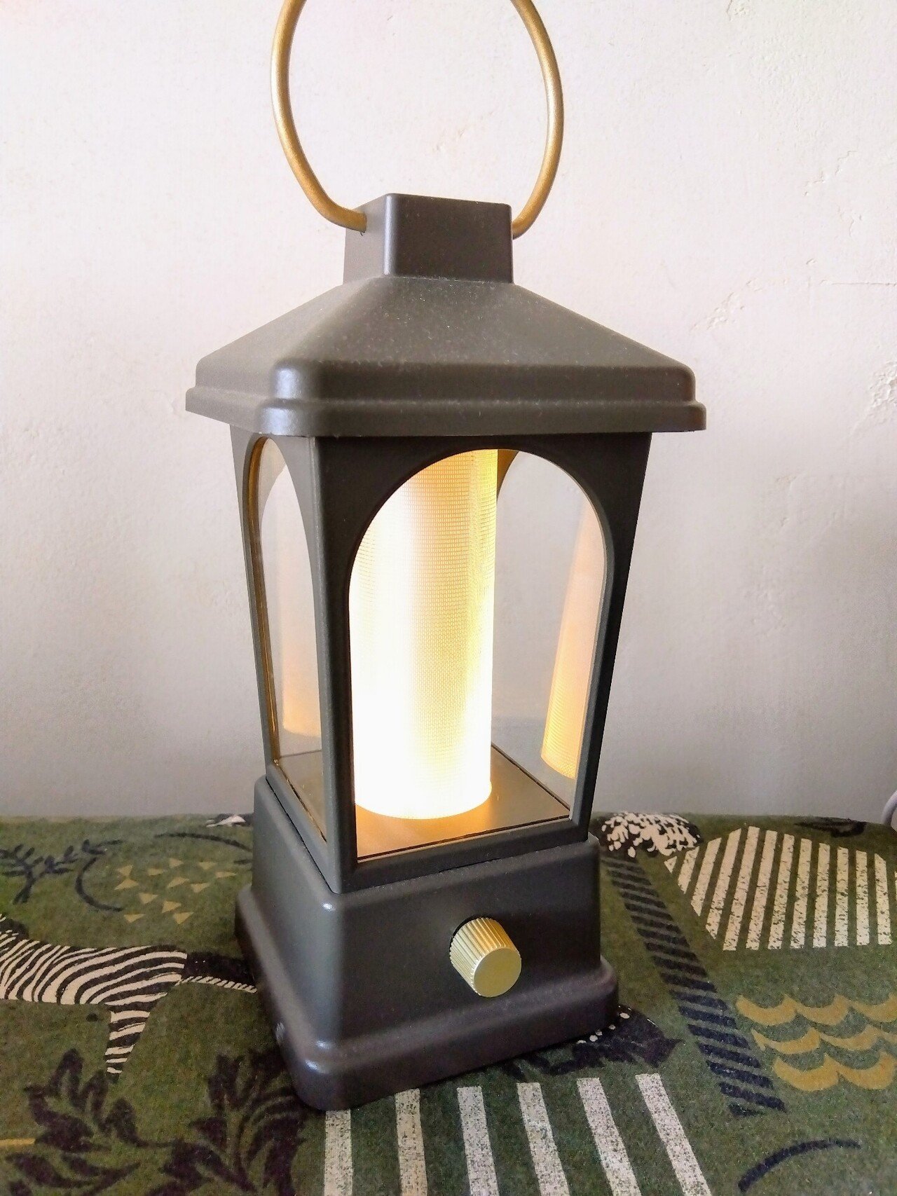 昨夜は部屋の電気を消して、LEDランタンで過ごしてました 昨夜は部屋の電気を消して、LEDランタンで過ごしてました
