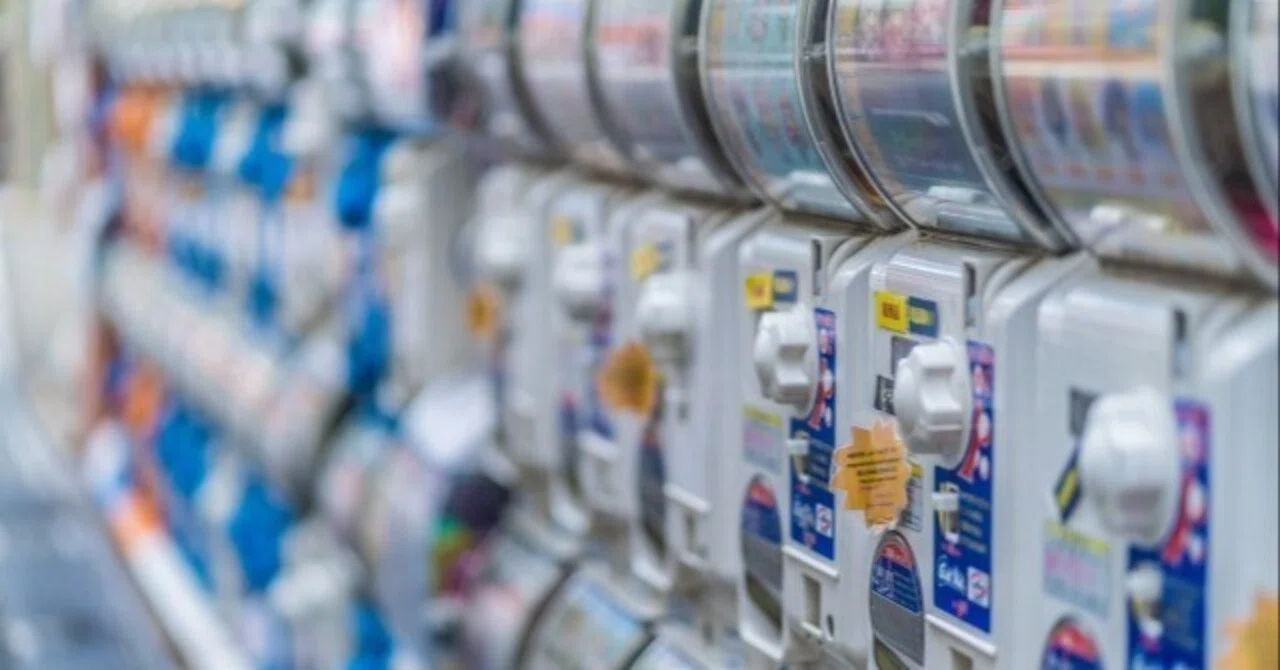 カプセルトイ売り場が広がり、おもちゃ売場が無くなる！？｜あきこ 