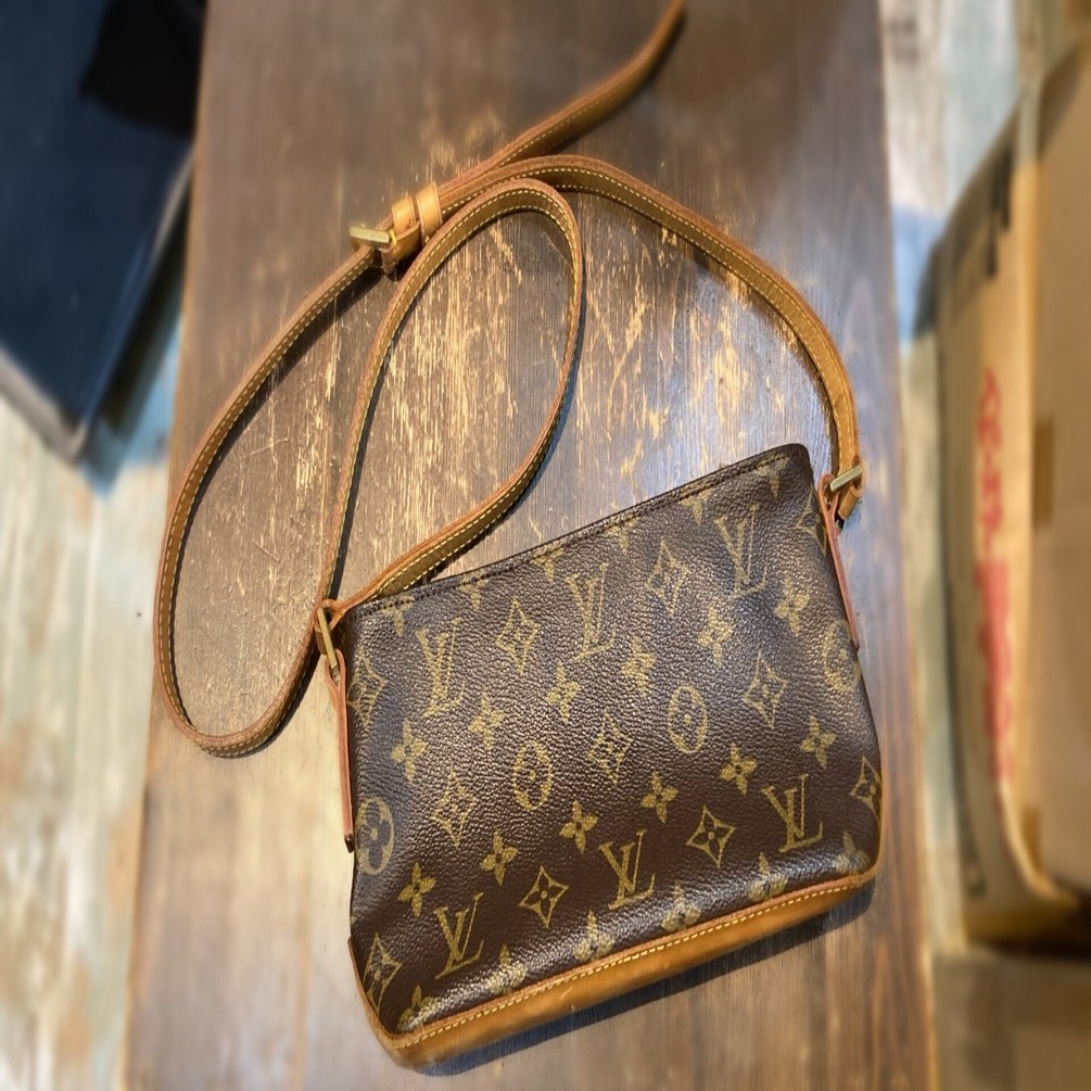 ルイビトン　ポーチ　ショルダーストラップ ショルダーストラップの根付交換】ルイヴィトンのショルダーポーチ