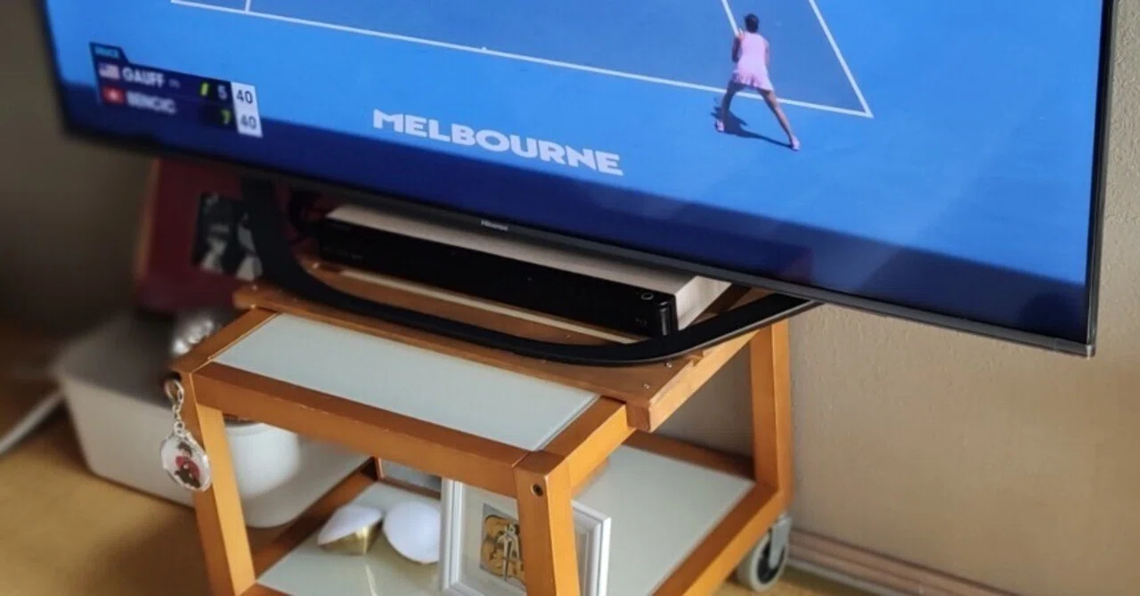 55インチテレビの圧迫感をなんとかしたく、画面位置を低くしました 