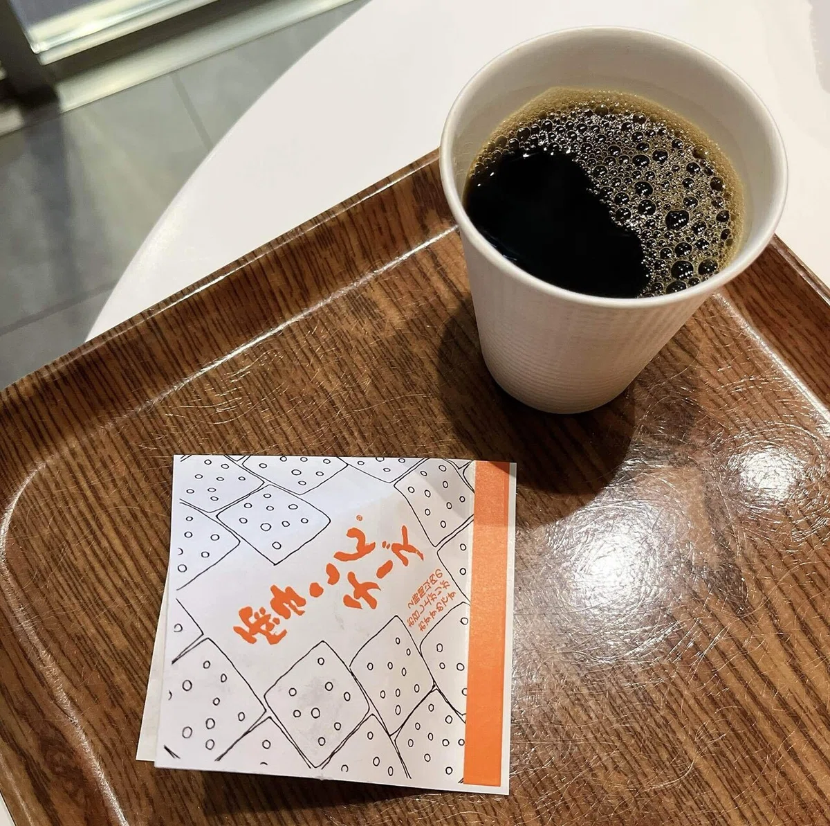 六花亭本店の2階にあるカフェスペースでいただくことができるコーヒーとスイーツ