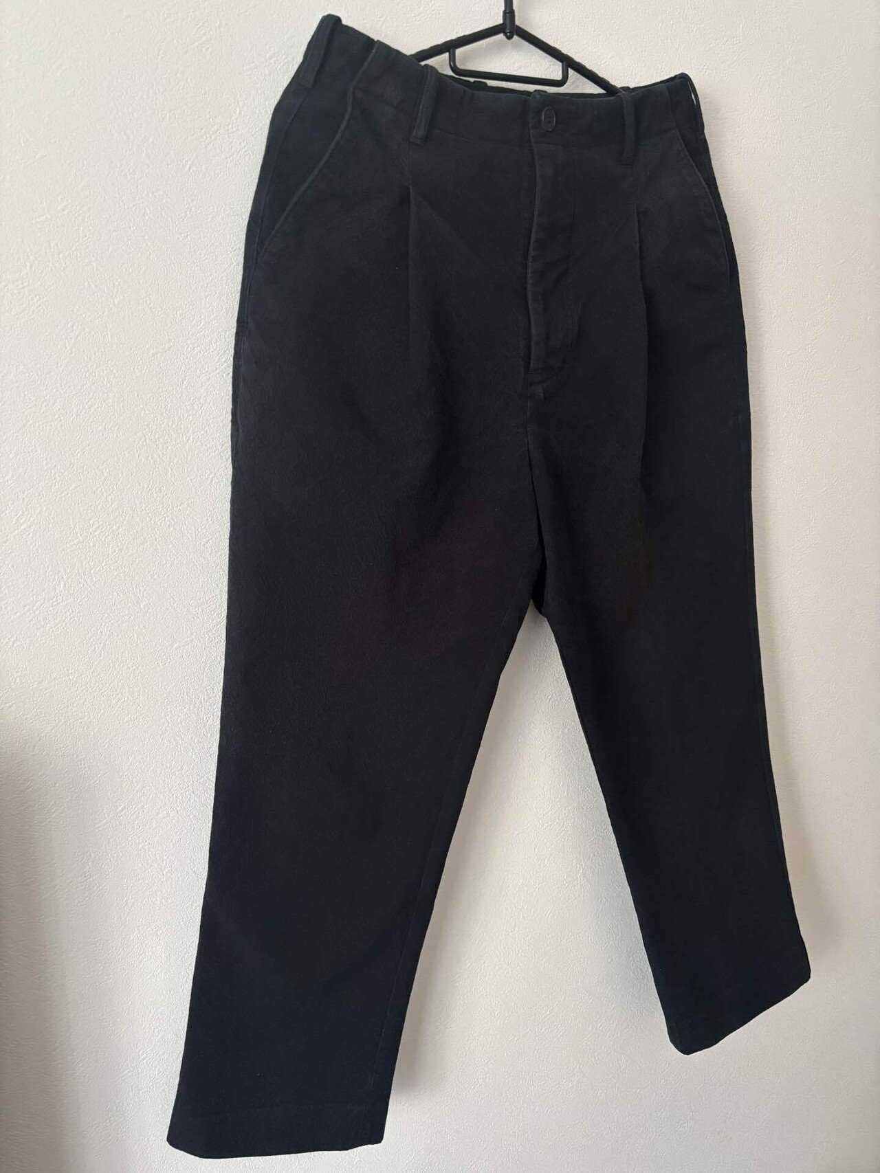 記事0005】山内 コットンダブルクロス・ワンタックセミワイドパンツ