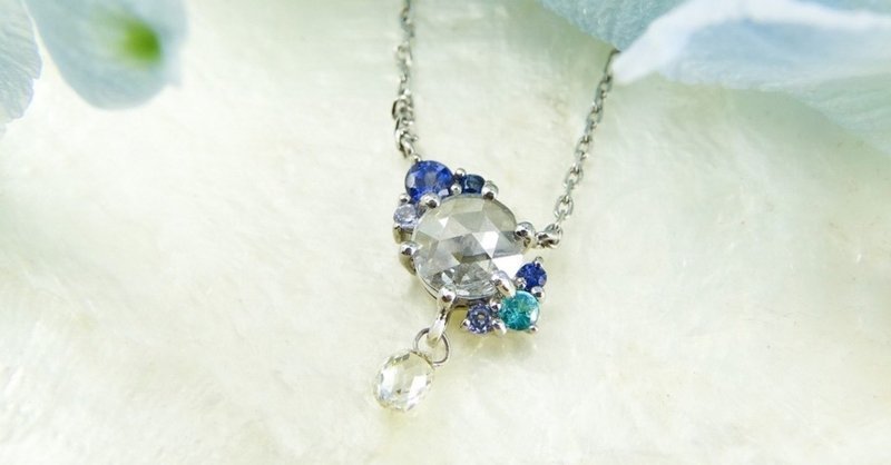 凛としたきらめき　ローズカットのダイアモンドと青い宝石たちのネックレス