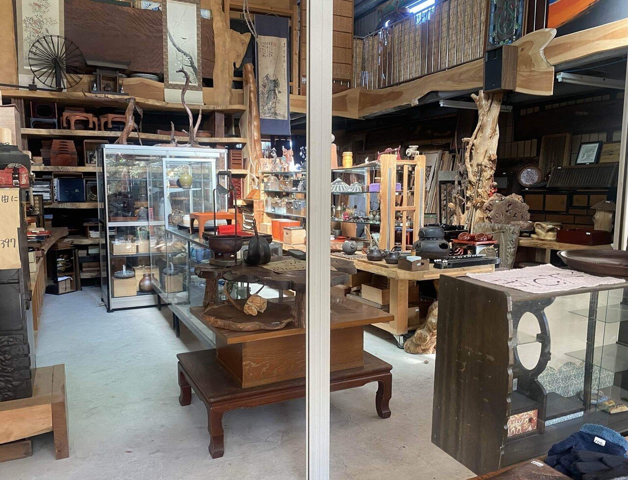 良心市】 突然あった骨董品屋さん@高知 無人。 欄間や箪笥などの大物も