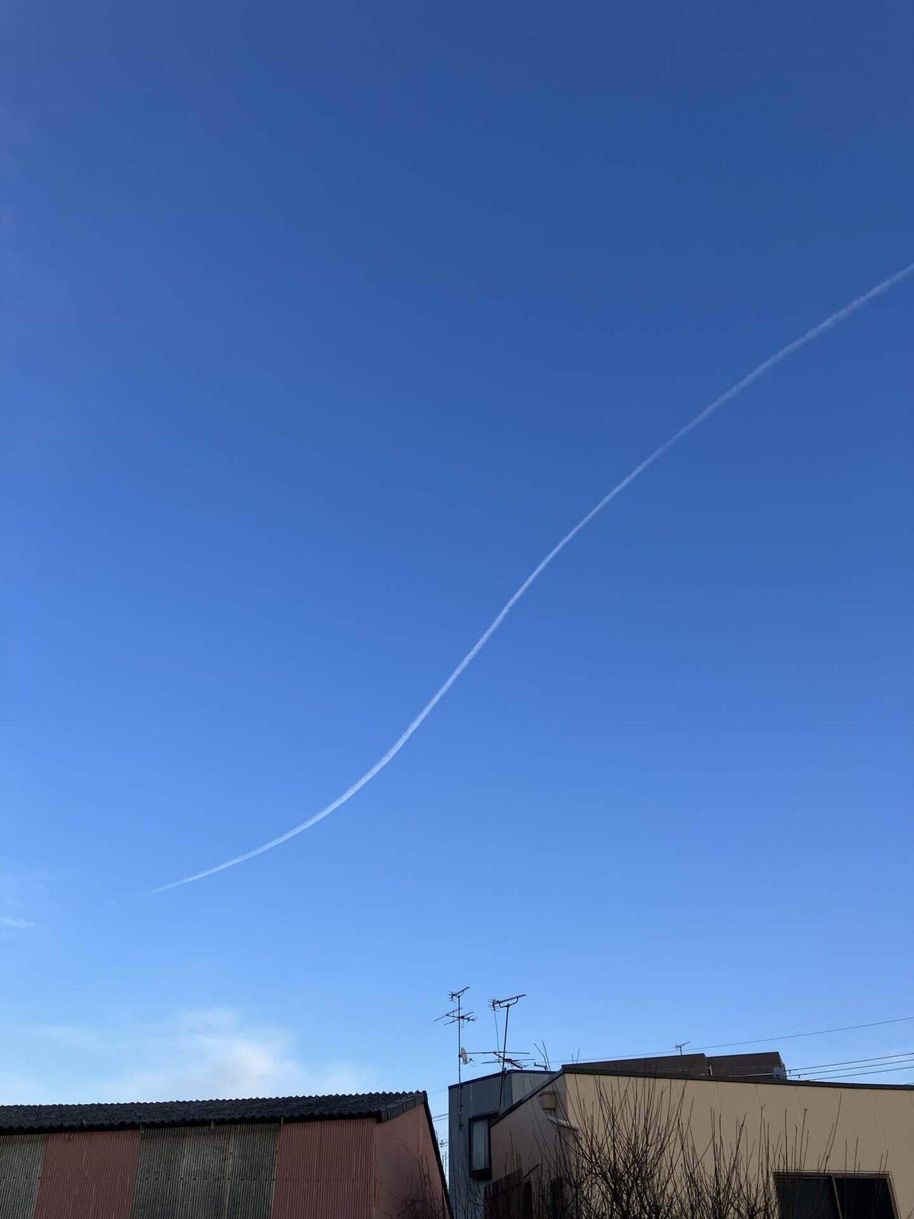 もっと温泉に行こう無修正 ひこうき雲がくねってた。曲がった雲も美しい。目的地に一直線、もいいけれど、軌道修正 がこんなに美しいなんて。まっすぐなひこうき雲を見慣れすぎたからかな。いつもと違う道、いつもと違う景色、いつもと違うと感じ｜mae3