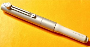シャンパンゴールドな「uniball ZENTO シグニチャーモデル」0.7mmを