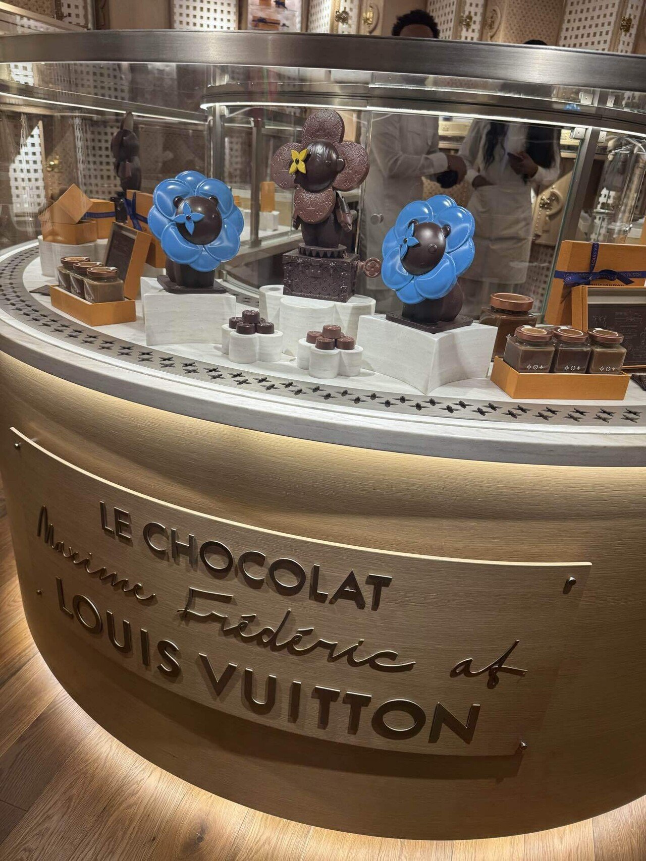 ニューヨークで毎日困ってます】予約困難LOUIS VITTON CAFEに連れて