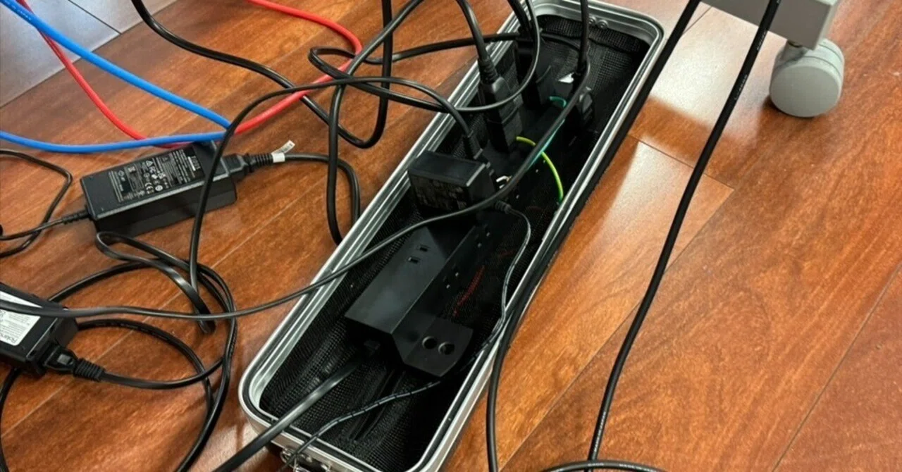 機材卓周りにケーブルを引く順番は？ 〜電源ケーブルを一番下に引く