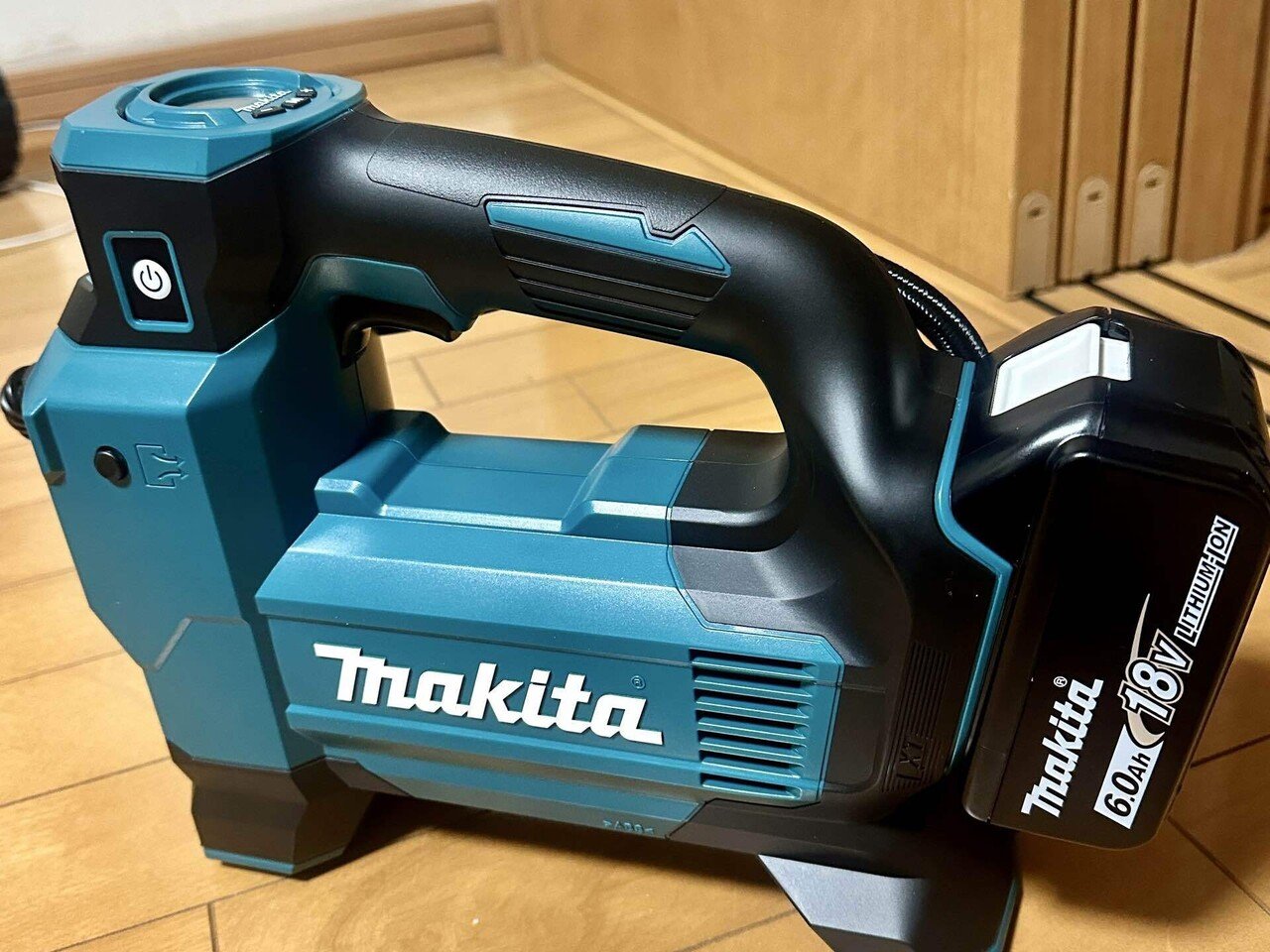 マキタ】 充電式空気入れでチューブレスタイヤを装着してみました